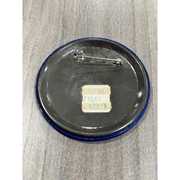 Vintage Sea World Florida Whale Blue Button Pin AV4A - Picture 2 of 2